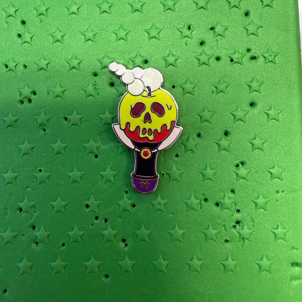 Disney Pin Trading evil queen bubble wand chaser 2025 Wave B Walt Disney World